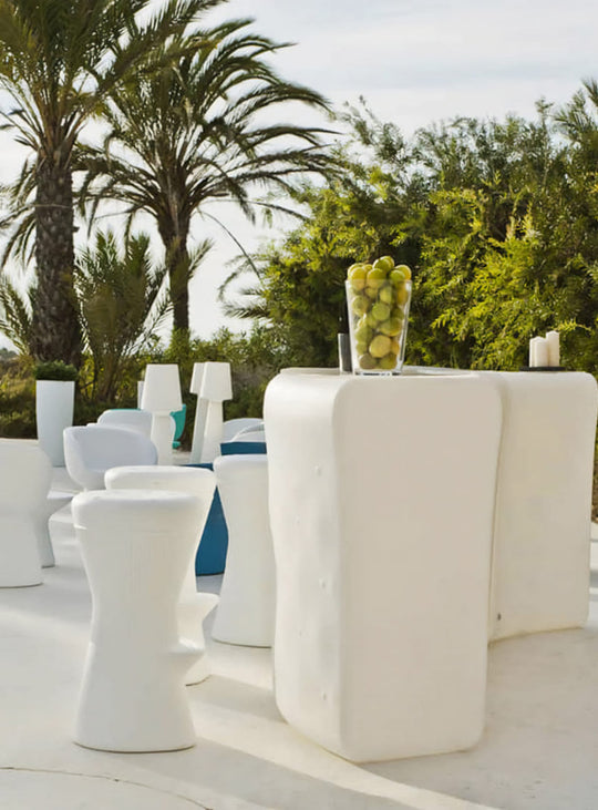 Tabouret de bar Corfu Newgarden : tabouret moderne, polyéthylène et usage extérieur.