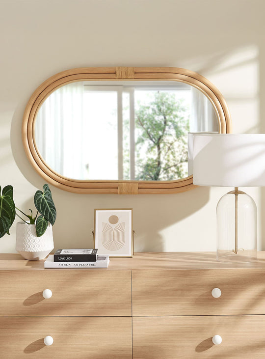 Miroir mural ovale Corsica : cadre en rotin naturel et charme intemporel.