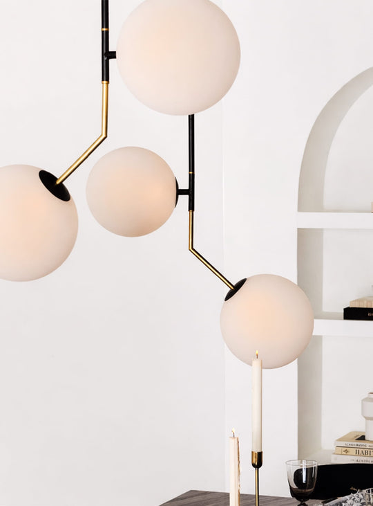 Lampe suspendue Declan style Art déco avec globes en verre blanc et tige noire élégante.