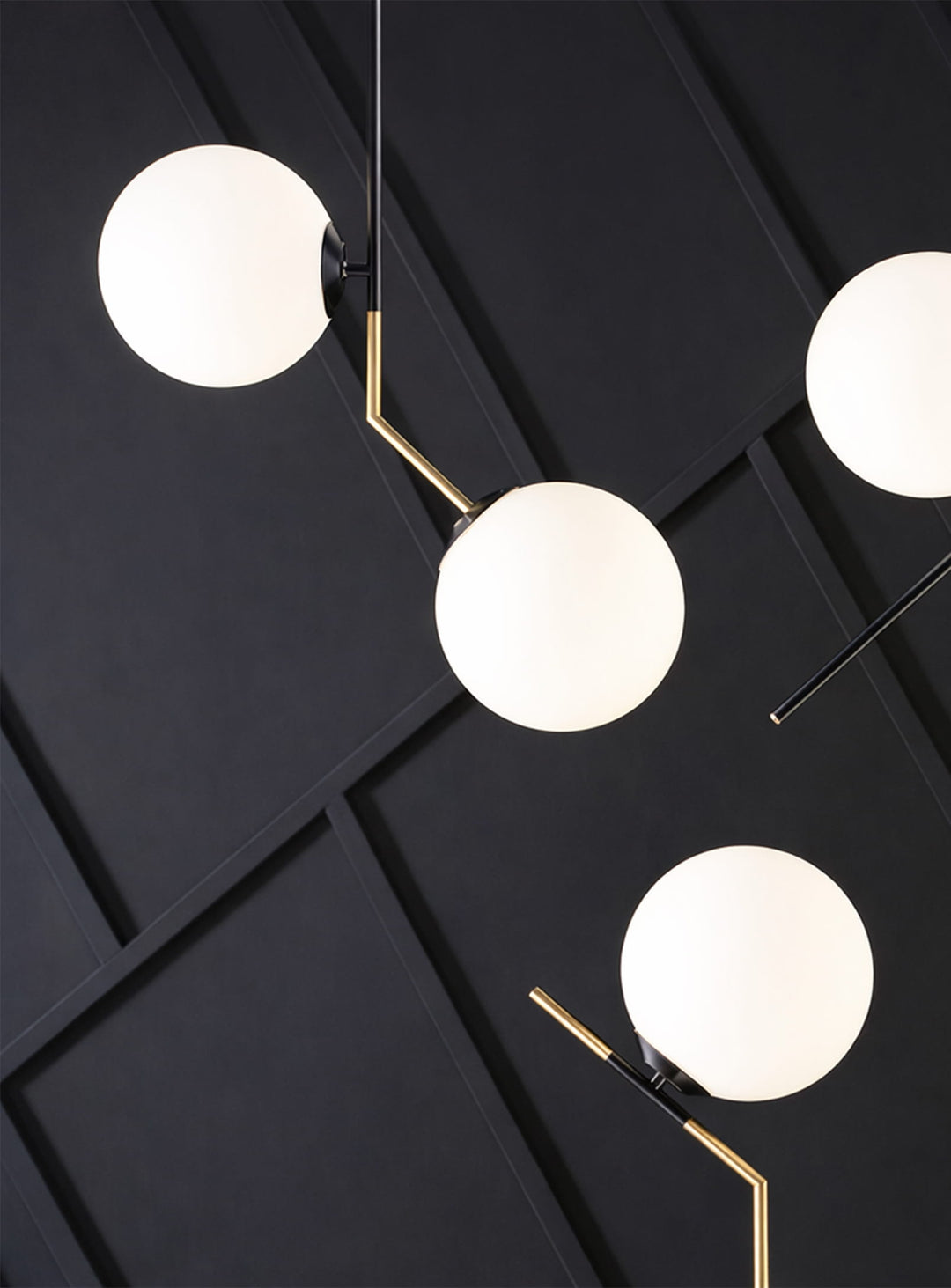 Lampe suspendue Declan : luminaire Art déco avec globes givrés et style sophistiqué.