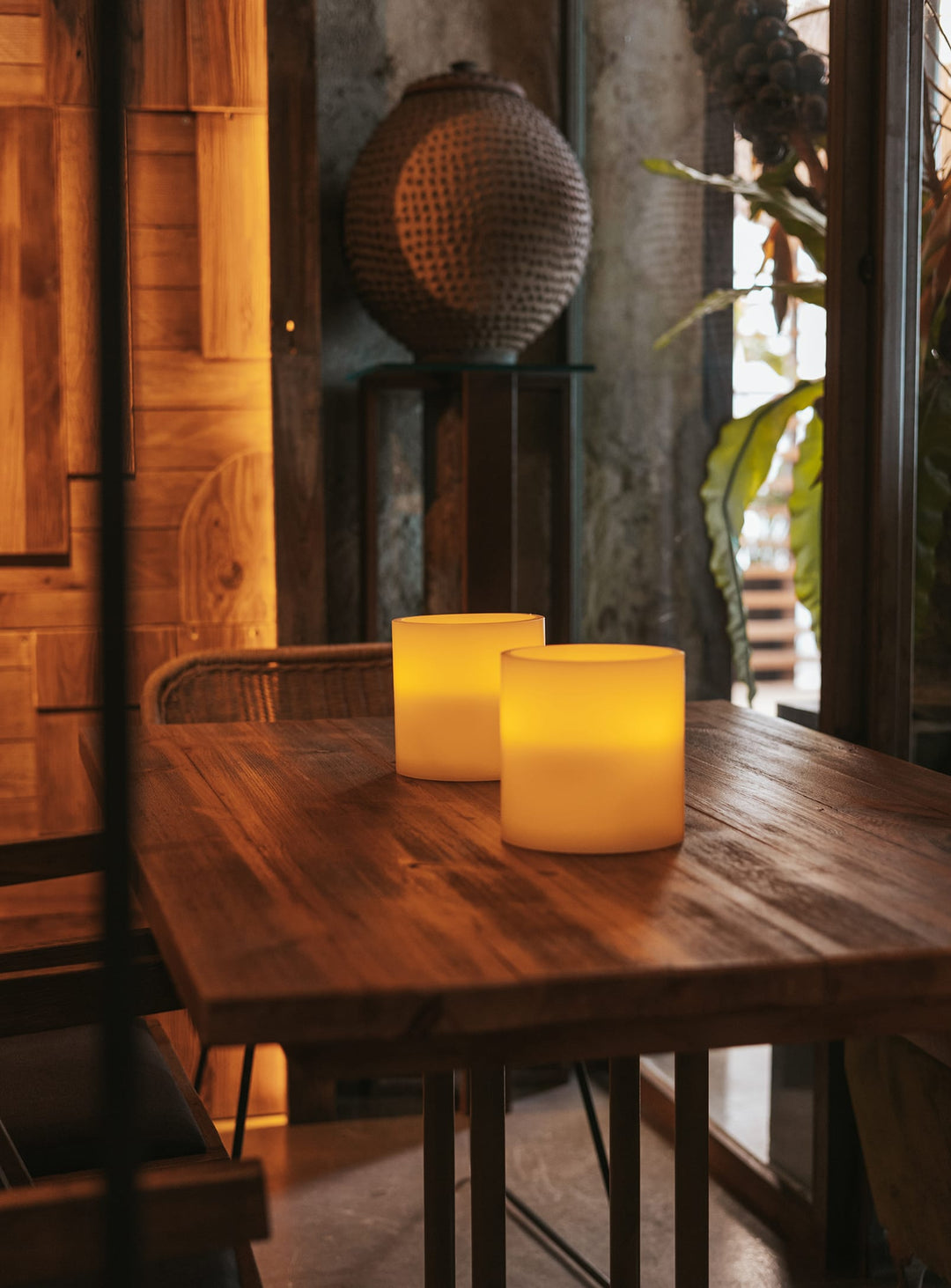 Bougie sans flamme Dolo 3 mèches Newgarden : bougie design, lumière chaleureuse.