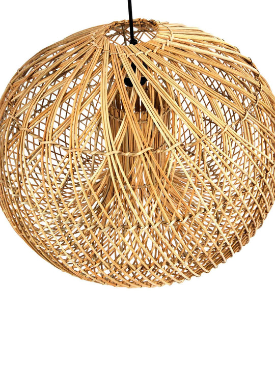 La lampe suspendue Dome Large combine matériaux naturels et design contemporain.