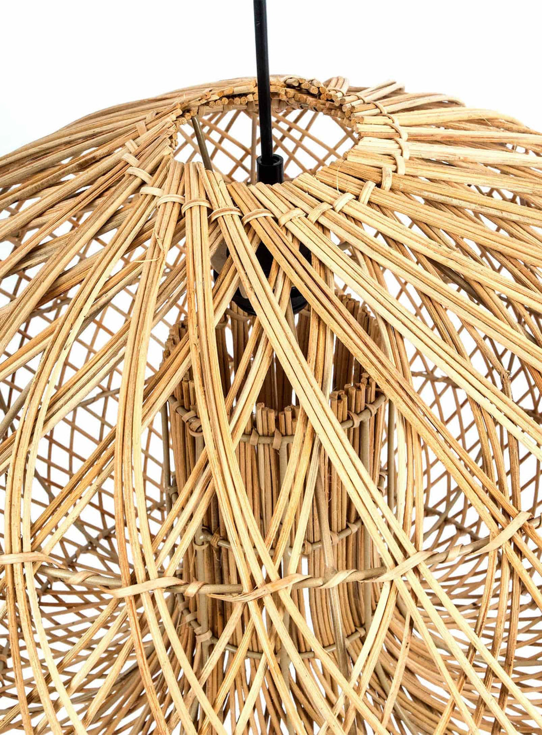 Lampe suspendue Dome Large : rotin tressé et lumière diffuse pour une atmosphère cosy.