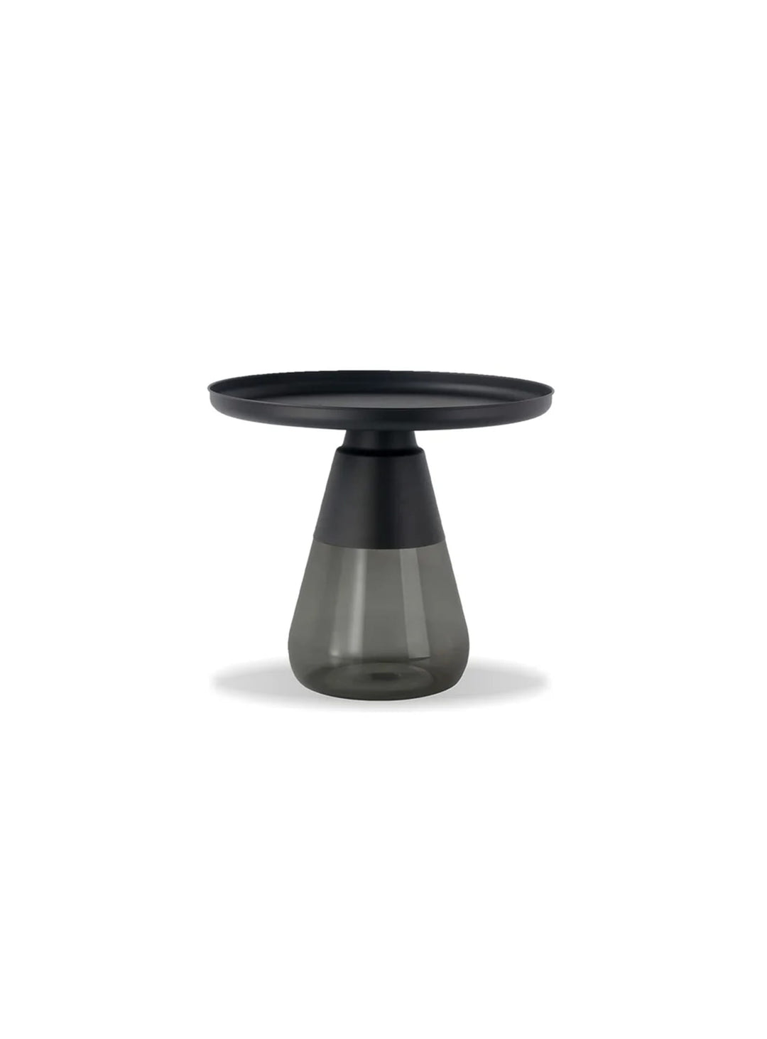 La table d’appoint Duverre allie verre soufflé à la main et aluminium léger.