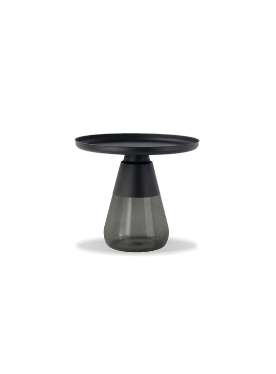 La table d’appoint Duverre allie verre soufflé à la main et aluminium léger.