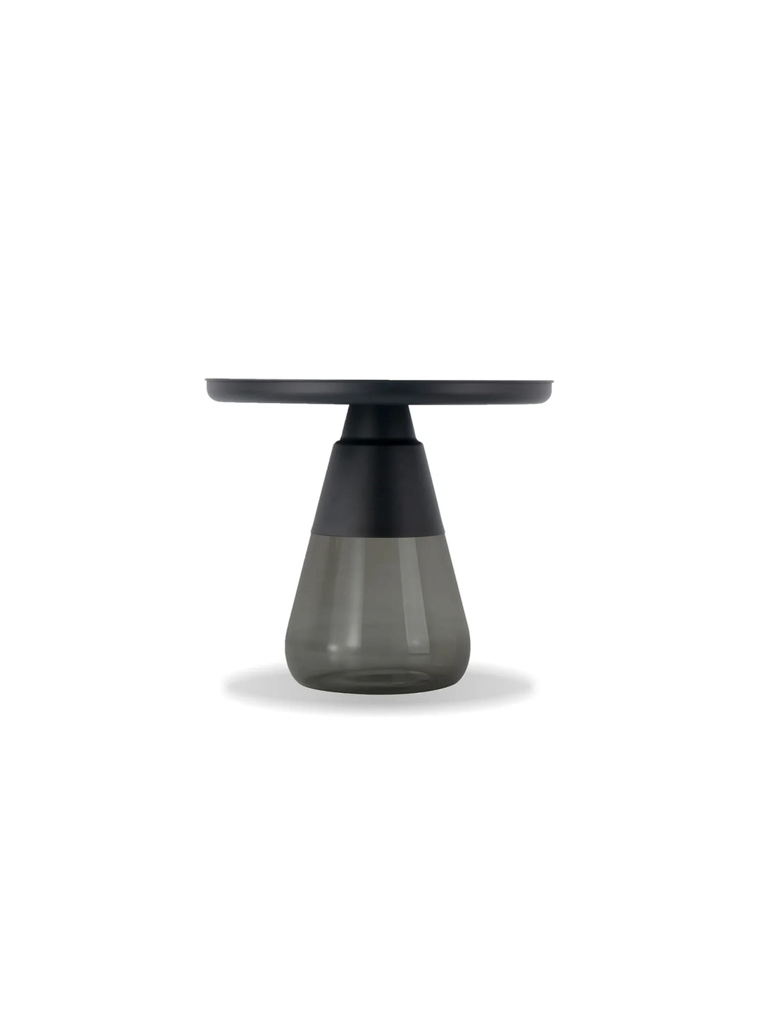 Optez pour la table d’appoint Duverre, une pièce design au charme intemporel.