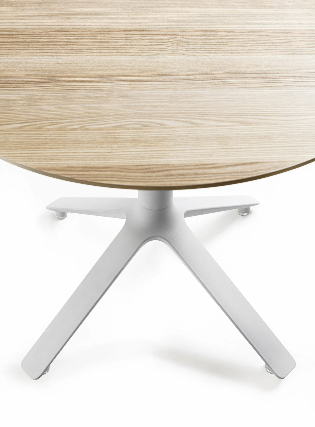 Découvrez la table bistrot EEX TOOU Design, une alliance parfaite entre bois et métal. naturel
