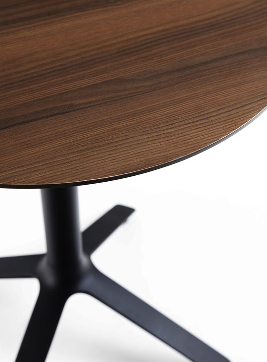 Découvrez la table bistrot EEX TOOU Design, un mobilier en bois pensé pour durer. noyer