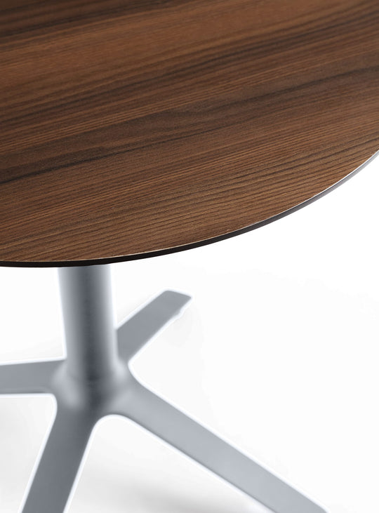 Table bistrot EEX TOOU Design, un design intemporel avec plateau rond ou carré en bois. noyer