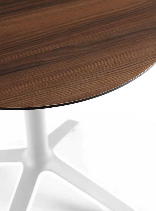 Table bistrot EEX TOOU Design, avec plateau en bois et piètement élégant pour tous les espaces. noyer