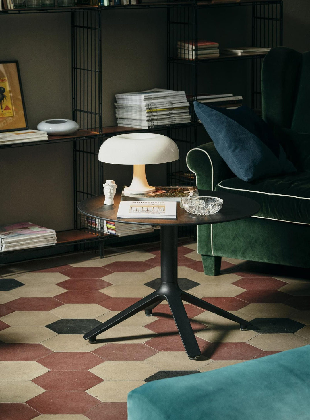 Table d'appoint ronde EEX TOOU Design, un design épuré avec plateau en bois et piètement iconique. niyer