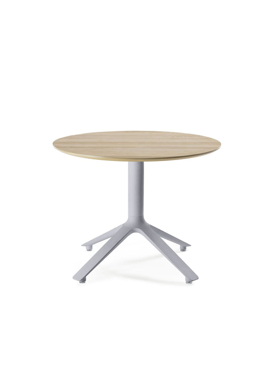 La table d'appoint ronde EEX TOOU Design allie plateau en bois et design contemporain. naturel