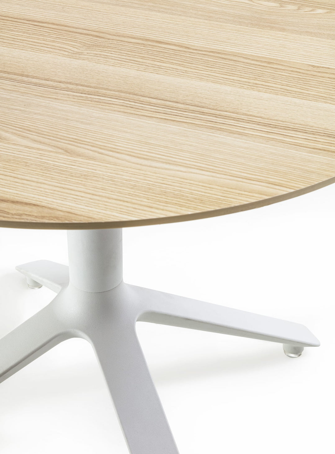 Découvrez la table d'appoint ronde EEX TOOU Design, un design minimaliste et fonctionnel. naturel