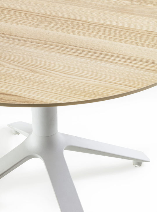 Découvrez la table d'appoint ronde EEX TOOU Design, un design minimaliste et fonctionnel. naturel