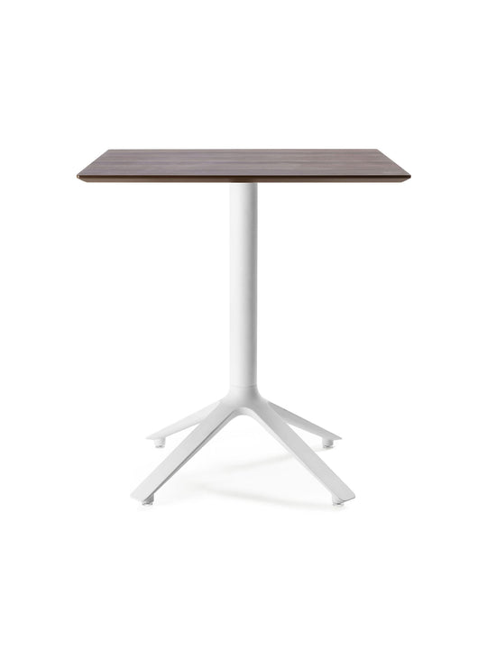 La table bistrot EEX TOOU Design allie plateau en bois et design minimaliste. noyer