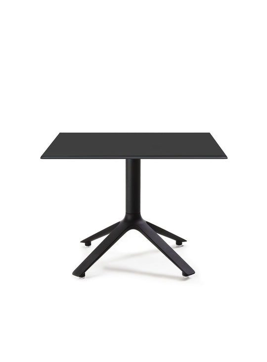 La table d'appoint Eex TOOU Design allie élégance, simplicité et fonctionnalité. noir