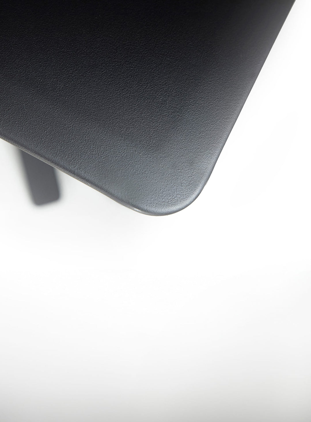 Table d'appoint Eex TOOU Design, une création design pensée pour un usage quotidien. noir