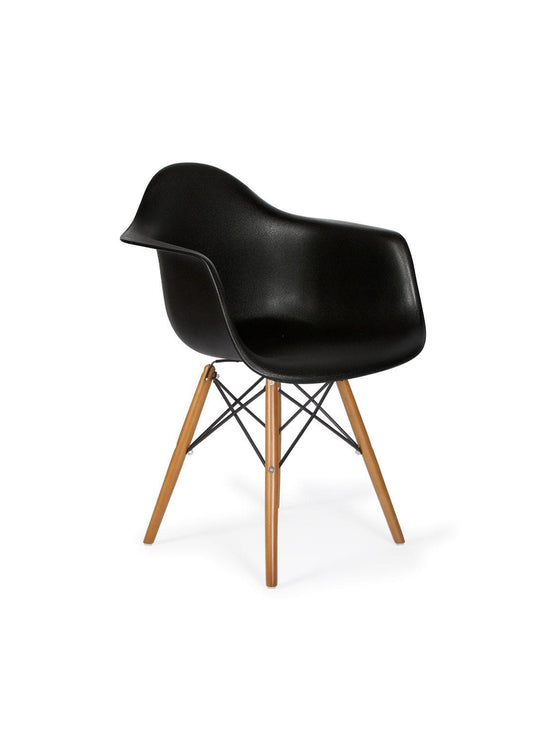 Chaise Nüspace Eiffel DAW, piétement bois et assise aux couleurs tendance. noir