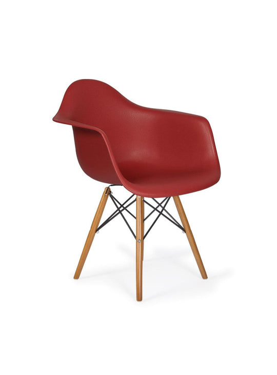 Chaise Nüspace Eiffel DAW, silhouette iconique et piétement bois chaleureux. rouge merlot