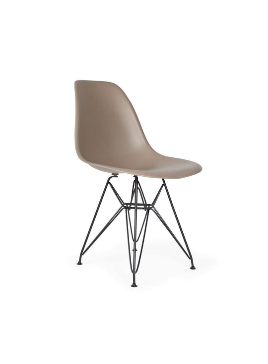 La chaise Eiffel DSR Nüspace sublime votre salle à manger avec son look iconique. taupe