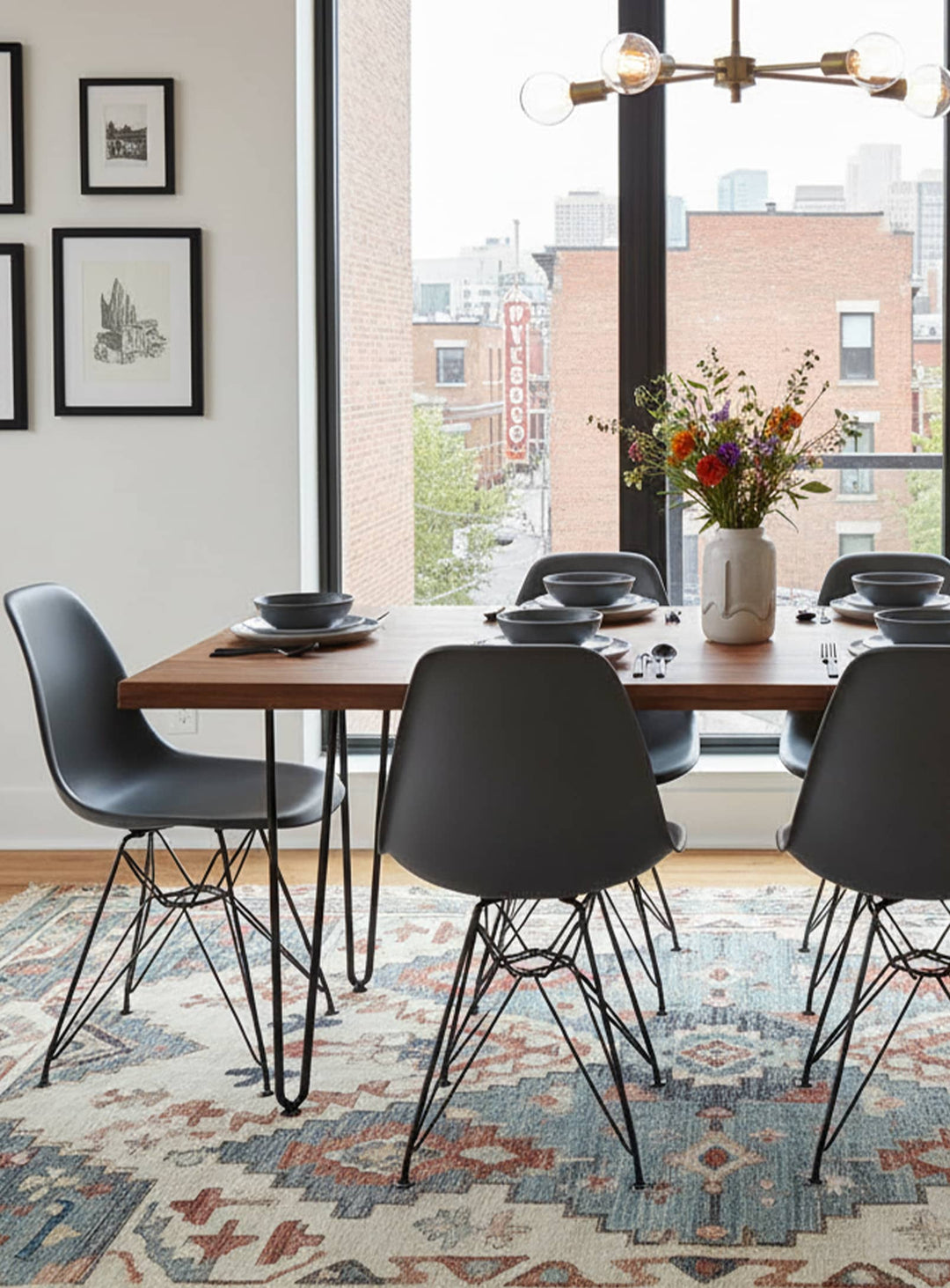 Une chaise Eiffel DSR Nüspace pour une déco chic et minimaliste. gris fonce