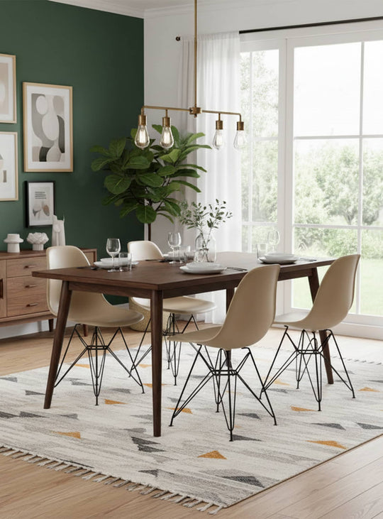 Modernité et élégance se retrouvent dans la chaise Eiffel DSR Nüspace. beige