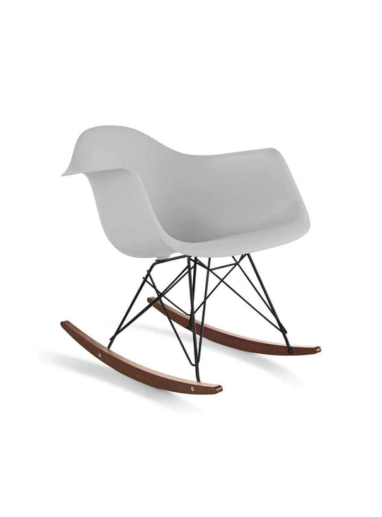 Un must déco : la chaise berçante Nüspace Eiffel RAR. gris pale