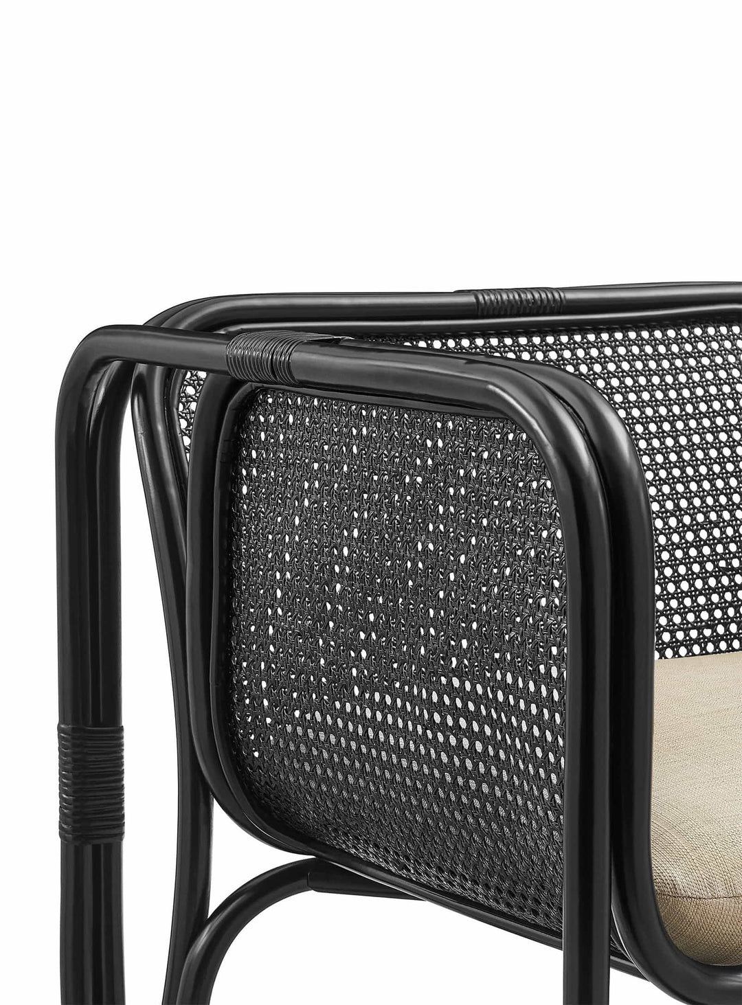 Fauteuil Ellis : rotin ajouré et ambiance douce et lumineuse. Noir.