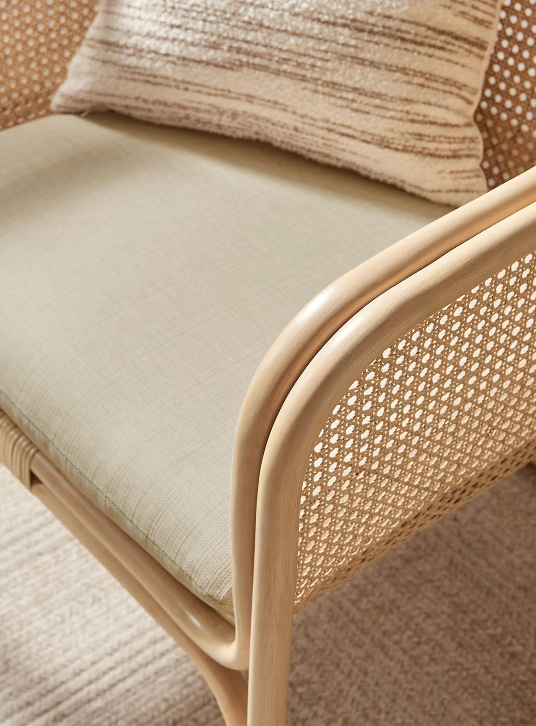 Fauteuil en rotin Ellis : élégance naturelle et assise relaxante. Naturel.