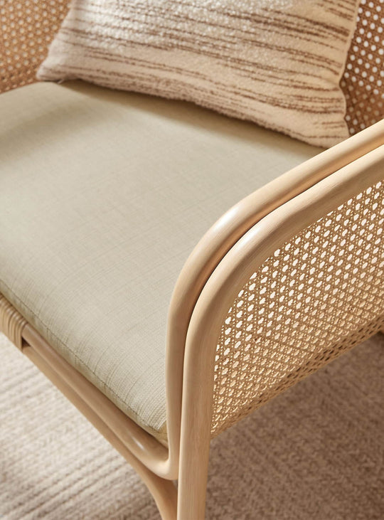 Fauteuil en rotin Ellis : élégance naturelle et assise relaxante. Naturel.