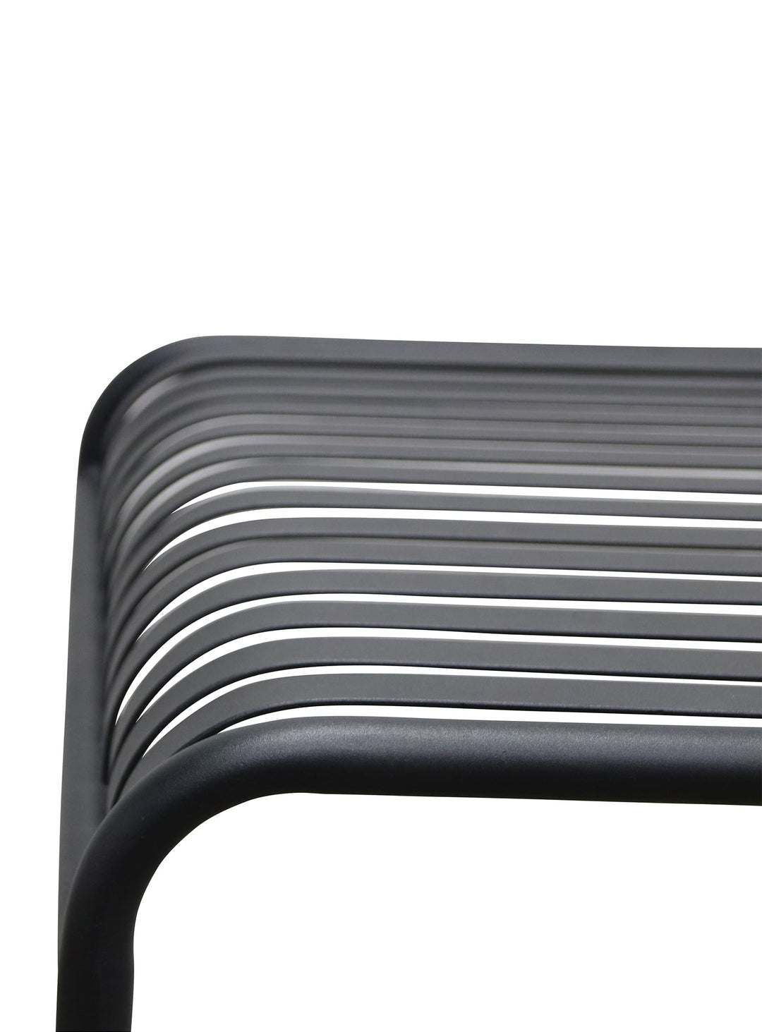 Enid : table d’extérieur à lattes, noire, chic et durable.