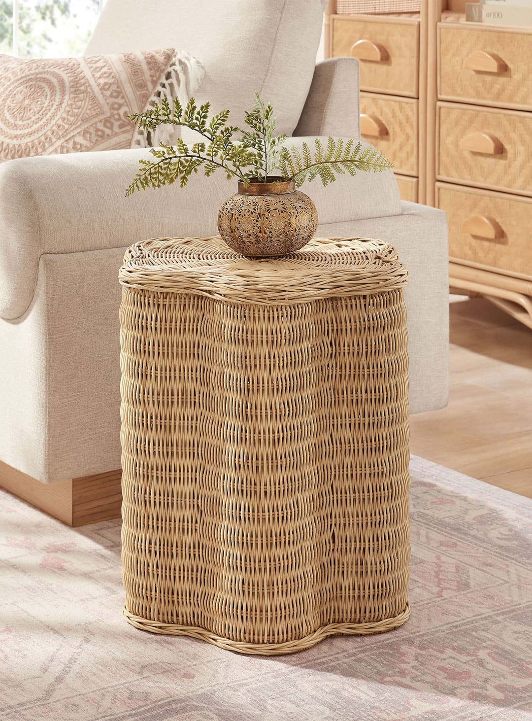 Table d’appoint Erika : design floral en rotin et charme naturel.