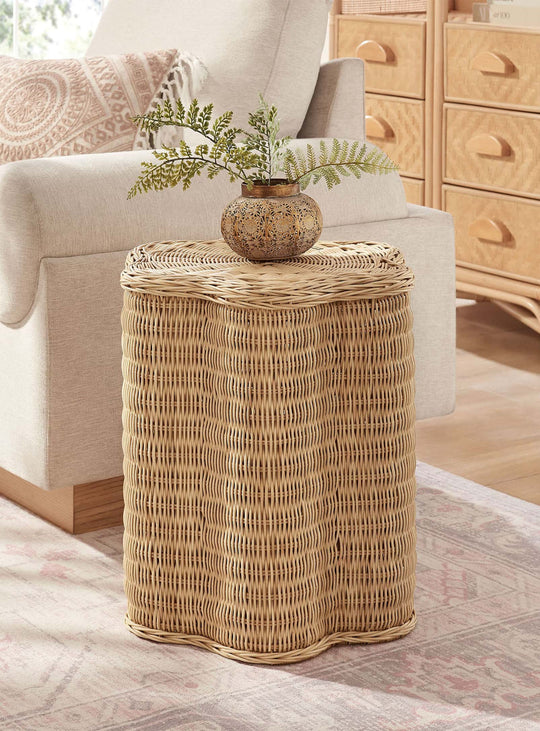 Table d’appoint Erika : design floral en rotin et charme naturel.