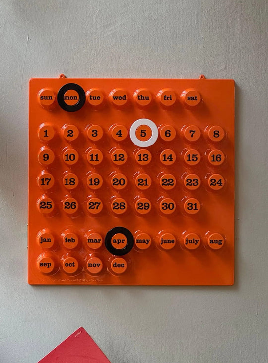 Calendrier perpétuel Ring-A-Date d'Euroway, une pièce numérotée au design pop inspiré de l'ère spatiale. orange