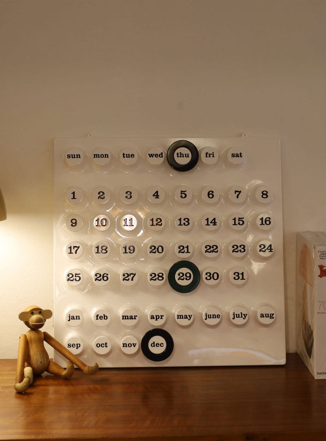 Calendrier perpétuel Ring-A-Date d'Euroway, une icône du design italien des années 70 imaginée par Giorgio Della Beffa. blanc