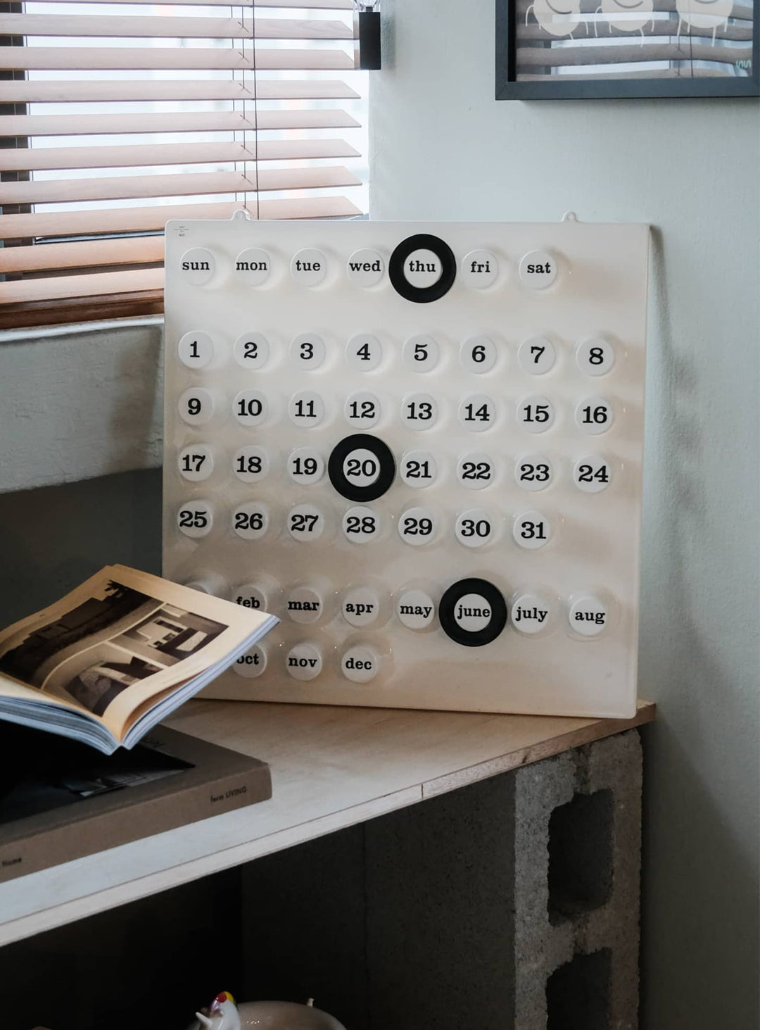 Calendrier perpétuel Ring-A-Date d'Euroway, créé en 1970 par le designer italien Giorgio Della Beffa. blanc