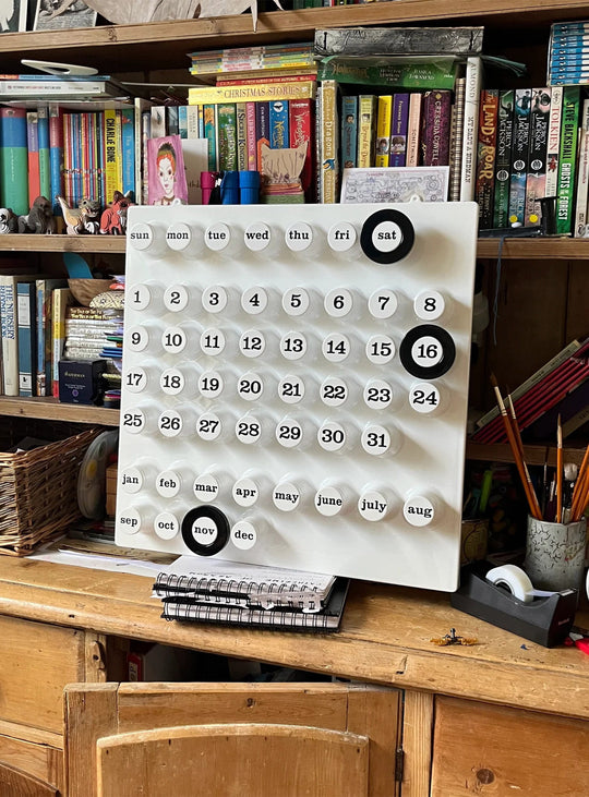 Calendrier perpétuel Ring-A-Date d'Euroway au design rétro et coloré, une véritable icône des années 70. blanc