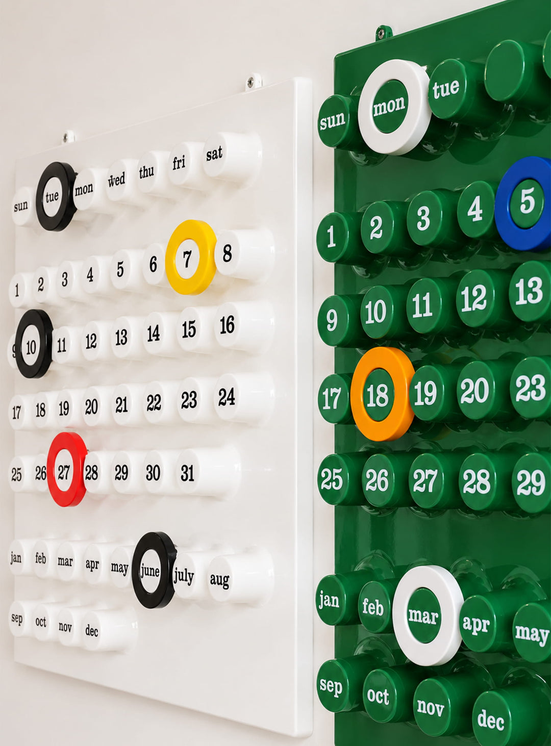 Anneaux Ring-A-Date d'Euroway en ABS brillant, disponibles en 4 coloris pour personnaliser votre calendrier. 