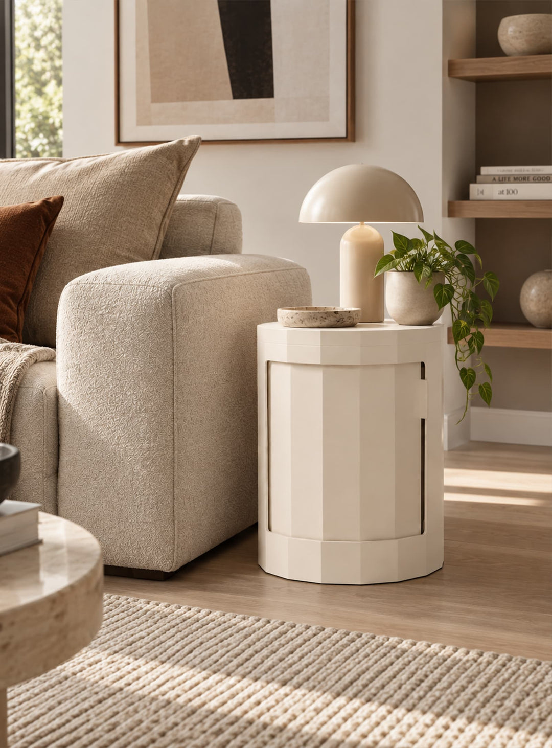 Table d'appoint Facet 100 de HKliving combine lignes minimalistes, rangement pratique et matière recyclée. crème
