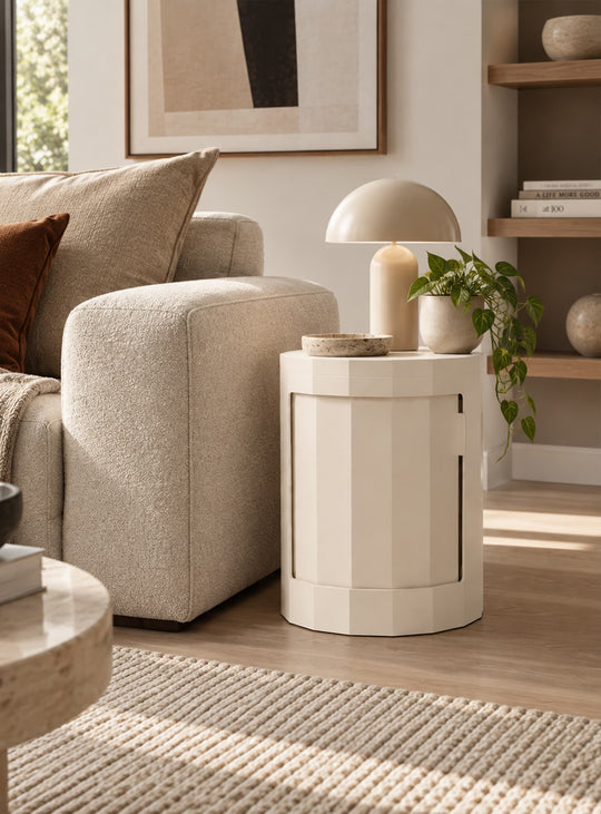 Table d'appoint Facet 100 de HKliving combine lignes minimalistes, rangement pratique et matière recyclée. crème