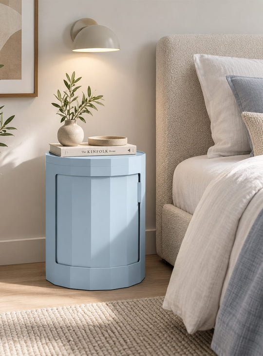 Table d'appoint Facet 100 de HKliving offre un rangement fonctionnel dans un design minimaliste en ABS recyclé. bleu clair