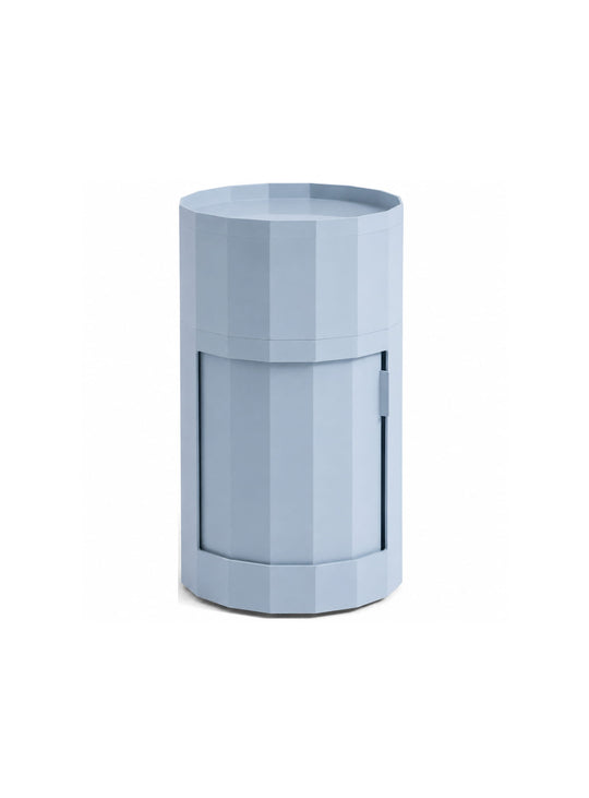La table d'appoint Facet 101 de HKliving combine design à facettes, rangement pratique et ABS recyclé. bleu clair