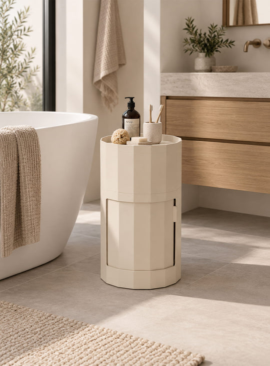 La table d'appoint Facet 101 de HKliving associe design néerlandais, rangement généreux et matière recyclée. crème