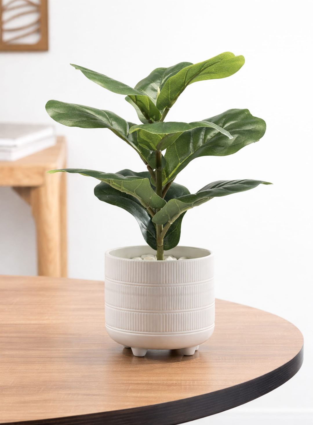 Plante artificielle Petit figuier réaliste, pot en céramique blanc et galets décoratifs.