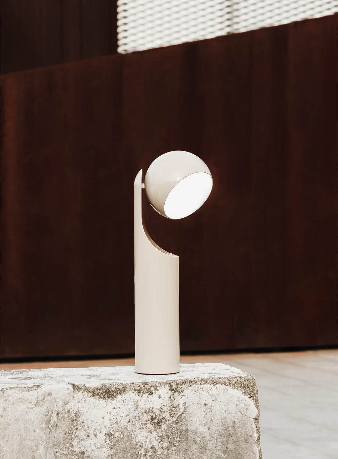 Lampe Mono de Fine Lumens : lampe design, compacte et facile à déplacer. beige