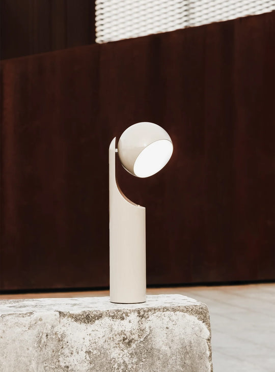 Lampe Mono de Fine Lumens : lampe design, compacte et facile à déplacer. beige