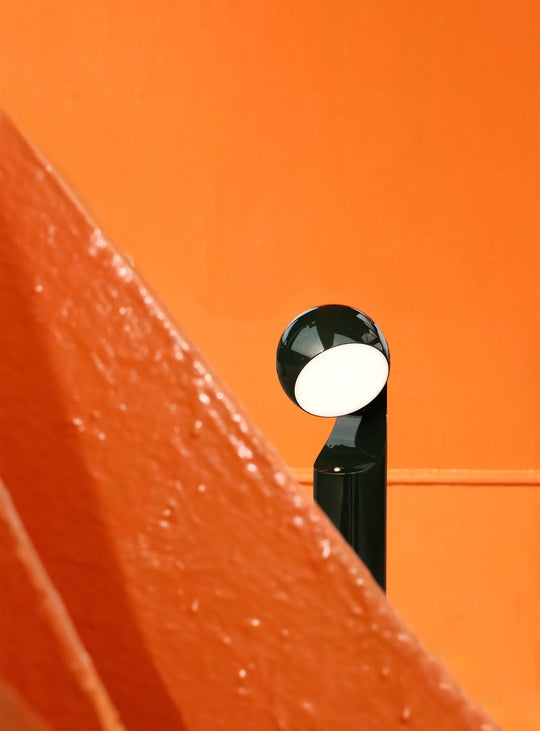 Lampe Mono de Fine Lumens : lampe moderne, idéale pour intérieur design. vert forêt