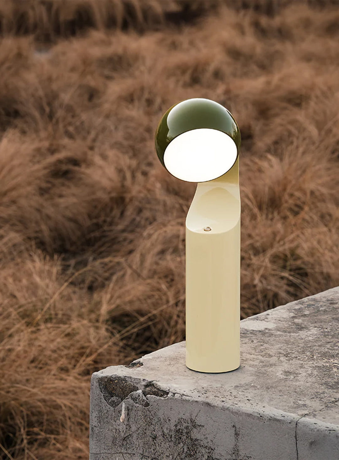 Lampe Mono de Fine Lumens : lampe design sans fil, moderne et orientable. vert olive et jaune