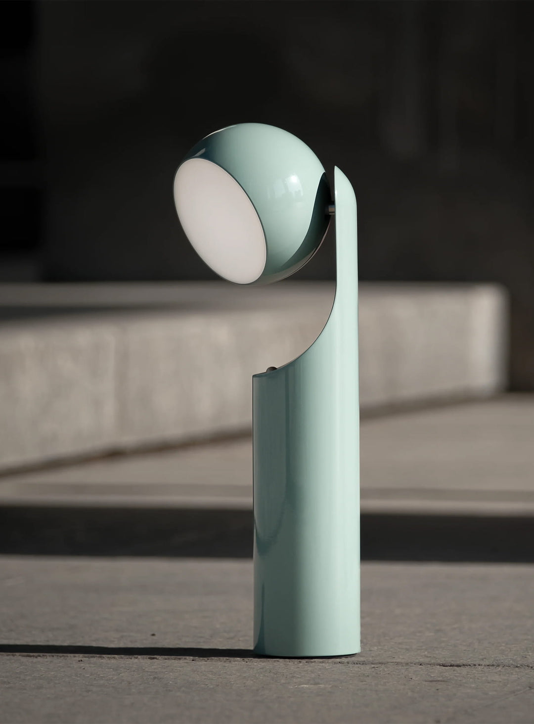 Lampe Mono de Fine Lumens : lampe contemporaine, style minimaliste et mobile. bleu renouveau