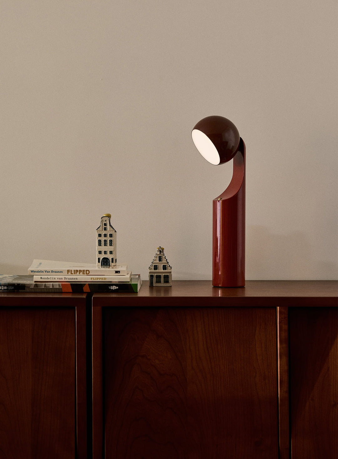 Lampe Mono de Fine Lumens : lampe design, lumière ajustable et pratique. rouille et rouge rubis